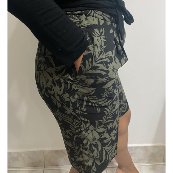 NWT Chelsea28 Pleated Jungle Leaf Long Shorts - Picture 3 of 9